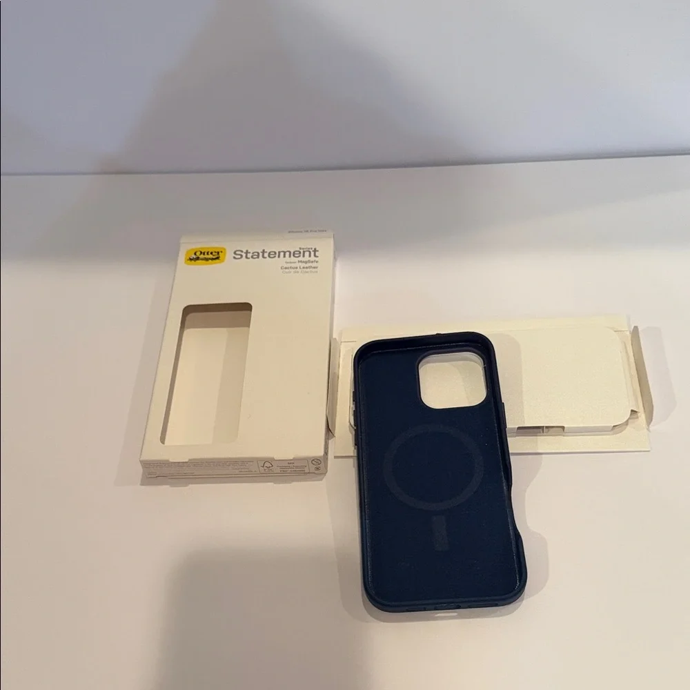 OtterBox Statement Series Navy Leather Case/iPhone 16 Pro Max